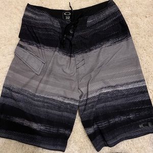 Men’s Oakley board shorts size 32
